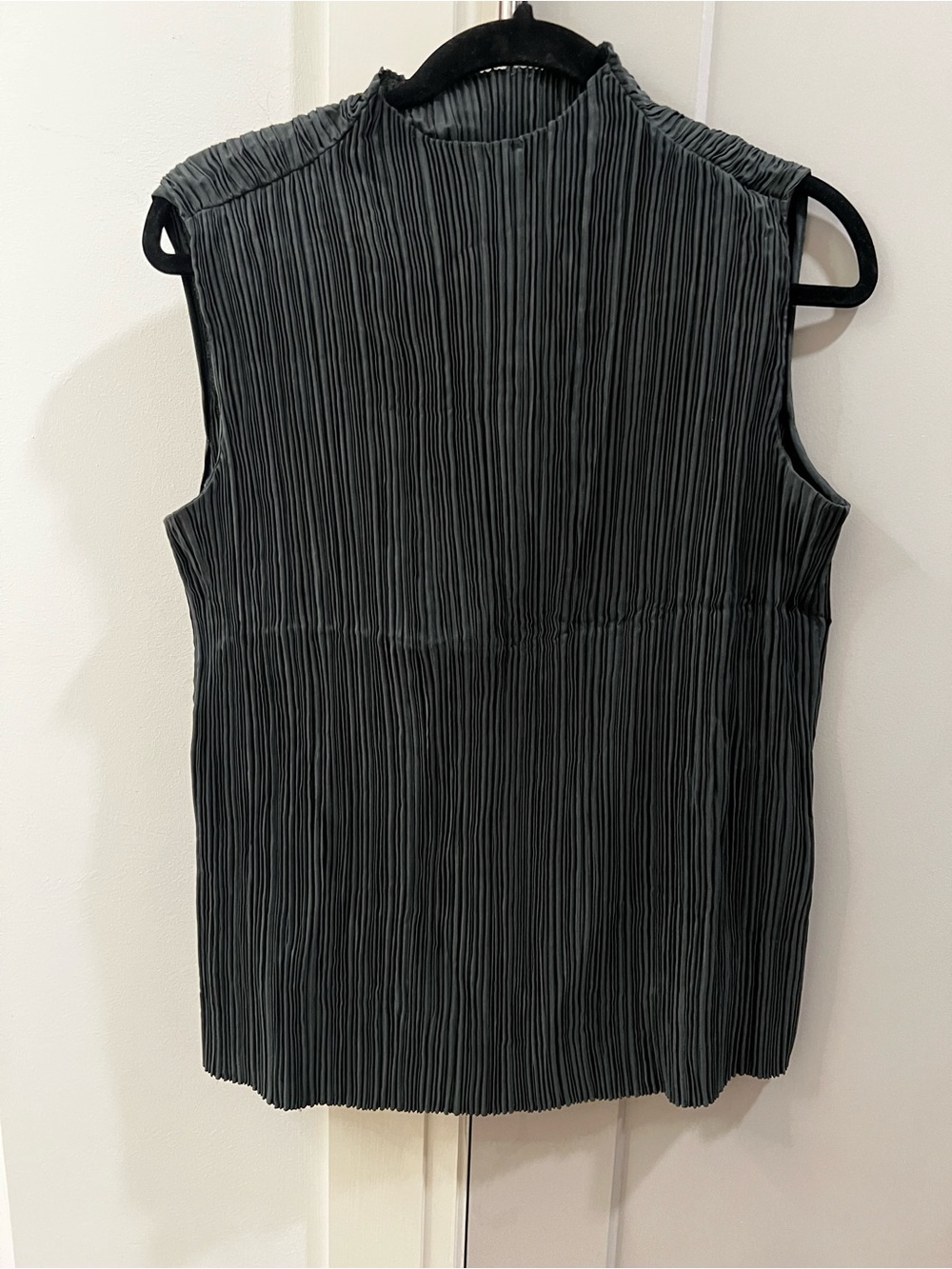 NWT Club Monaco Women's Sleeveless Pleated Mock Neck Top - Black